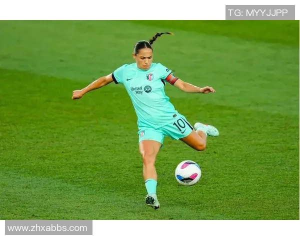 女足球博主跨国寻访球星背后故事探索女性视角下的足球文化